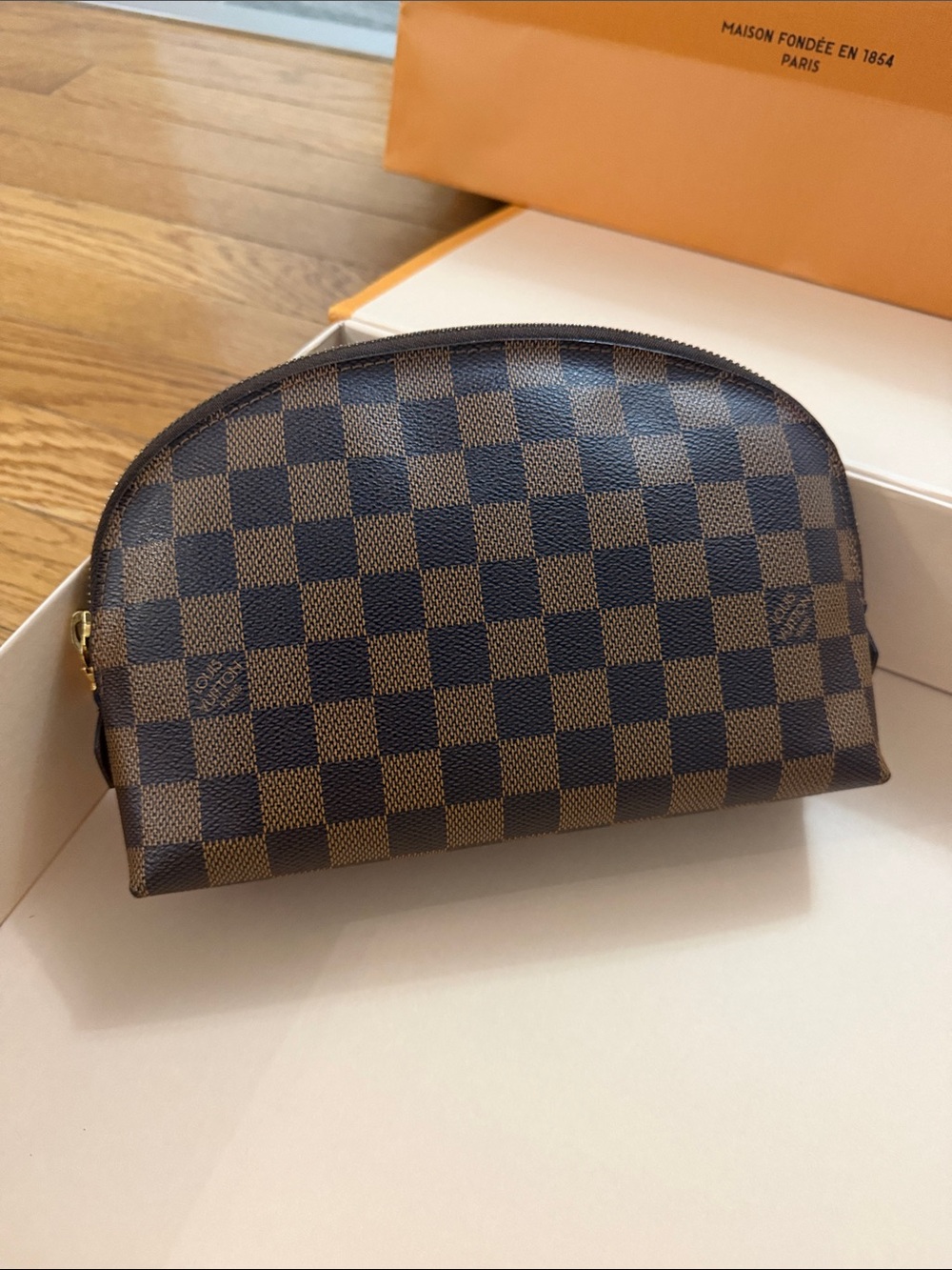 LOUIS VUITTON
Damier Canvas Cosmetic GM Pouch